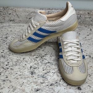Adidas Gender Inclusive Gazelle Indoor Sneaker. Men’s size 11. Women’s size 13